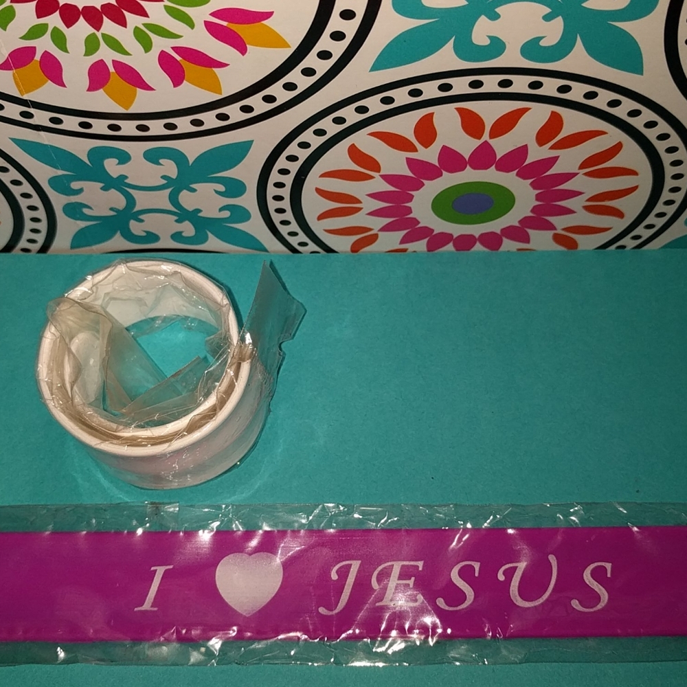 "I ♥️ JESUS" text printed- Snap-Cuff Bracelet - Picture 3 of 9